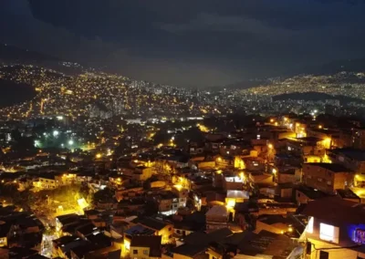 Panorámica nocturna de Medellín desde mirador, parte del tour nocturno panorámico