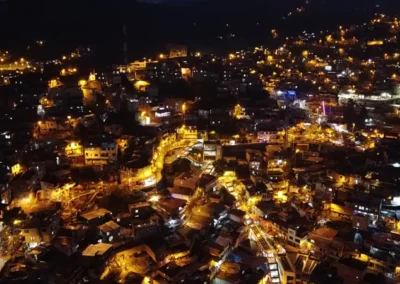 Luces de Medellín desde la zona alta de la ciudad durante tour nocturno privado