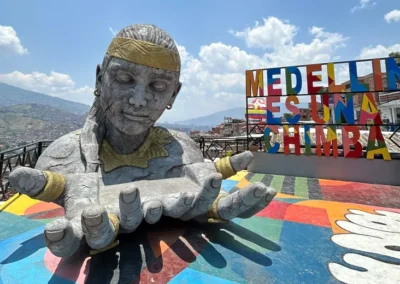 Letrero medellín es una chimba, comuna 13, tour grupal