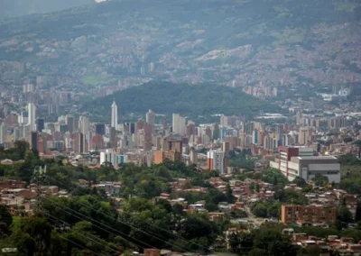 Vista aérea de Medellín desde un tour panorámico en helicóptero