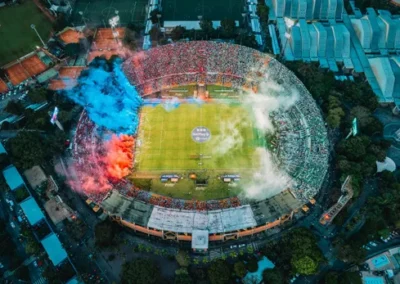Vista aérea del Estadio Atanasio Girardot durante un partido de fútbol en Medellín
