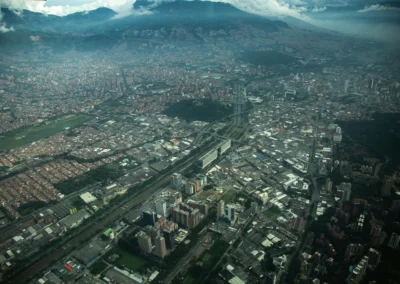 Vista panorámica del Valle de Aburrá desde un vuelo en helicóptero en Medellín