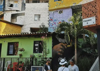 Casas coloridas con murales en la Comuna 13 Medellín