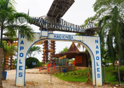 Entrada principal Hacienda Nápoles con avión y arco característico