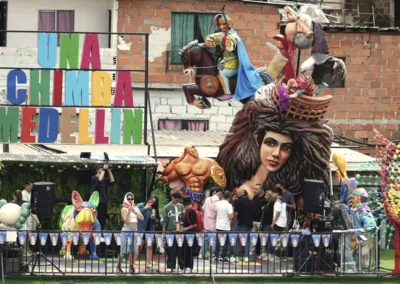 Escultura en la Comuna 13 con el letrero Una chimba Medellín