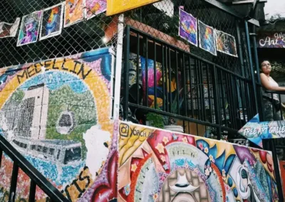 Galería de arte urbano en la Comuna 13 Medellín durante el tour