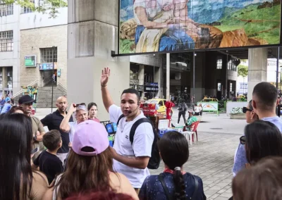 Guía local explicando la historia en el centro de Medellín durante el City Tour