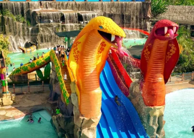 Parque acuático Hacienda Nápoles con toboganes gigantes en forma de cobras