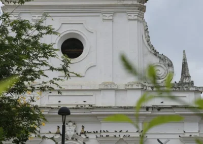 Fachada de iglesia colonial en Santa Fe de Antioquia
