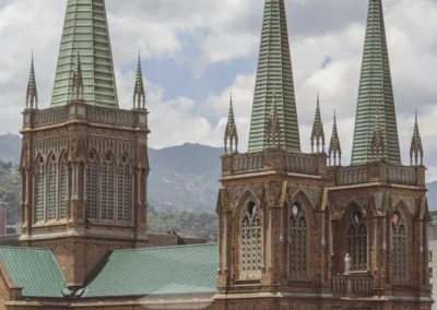 Iglesia histórica de Medellín en el City Tour panorámico