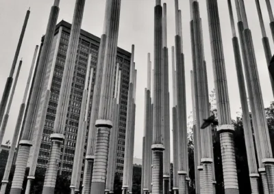 Fotografía blanco y negro del parque de las luces durante el city tour medellin de colombia en tus ojos tours