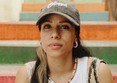 Turista en las escaleras coloridas de la Comuna 13 en Medellín