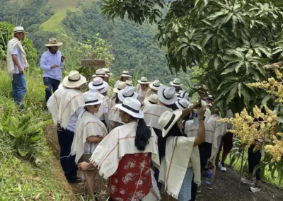 Grupo de turistas en finca cafetera de Medellín durante el Tour del Café y Frutas