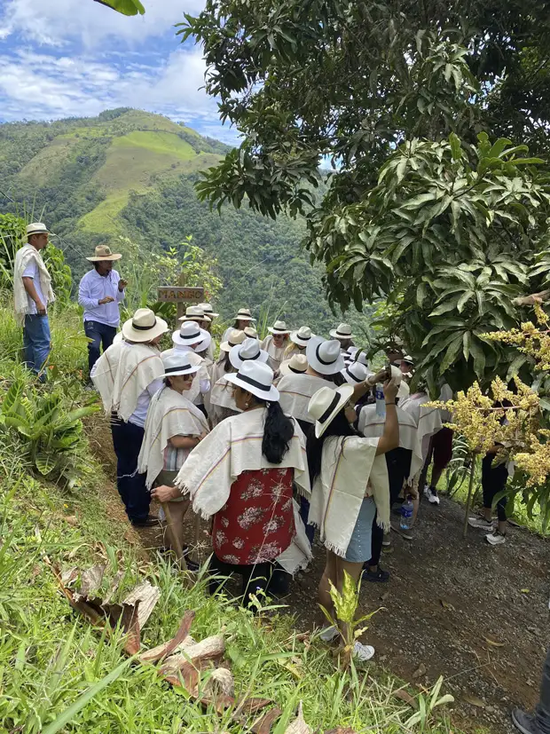 Grupo de turistas en finca cafetera de Medellín durante el Tour del Café y Frutas