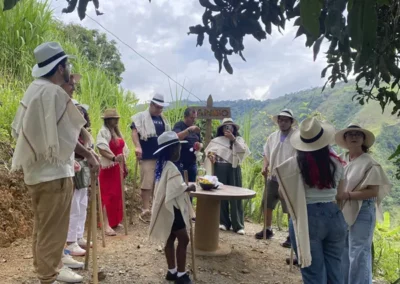 Turistas con vestimenta típica campesina durante el Tour del Café y Frutas en Medellín