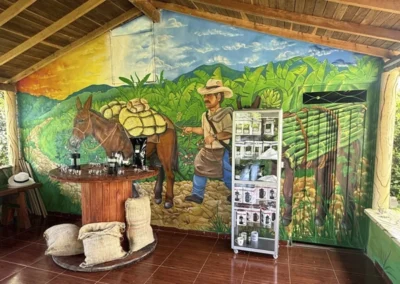 Mural de caficultor y mula en finca cafetera del Tour del Café y Frutas Medellín