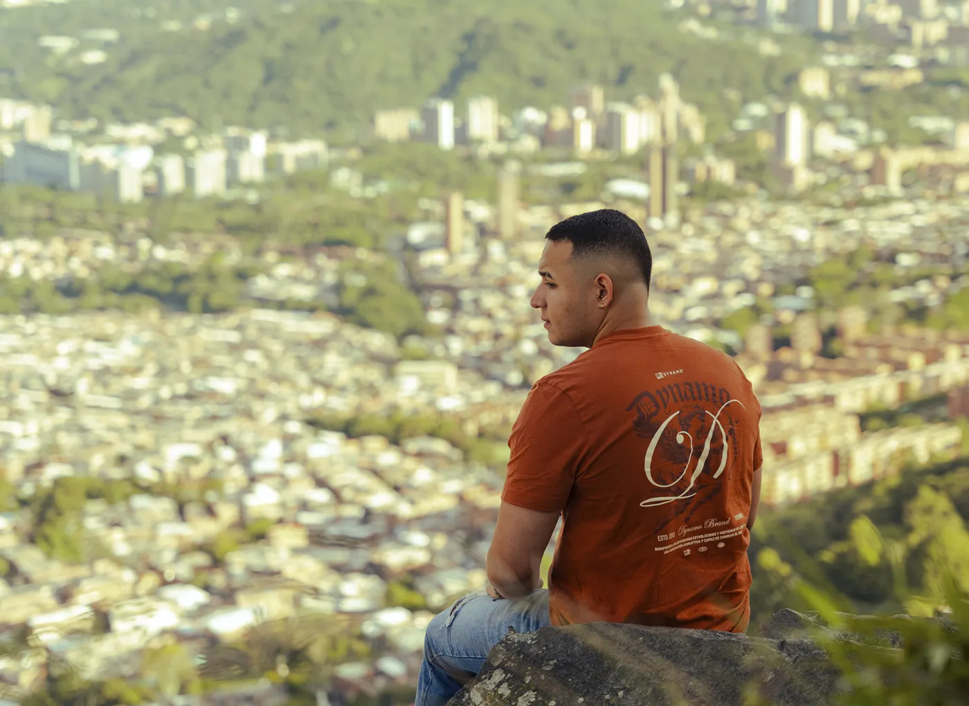 Turista contemplando Medellín desde el mirador El Picacho