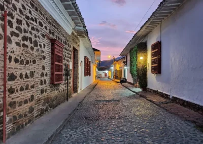 Calle colonial en Santa Fe de Antioquia al atardecer