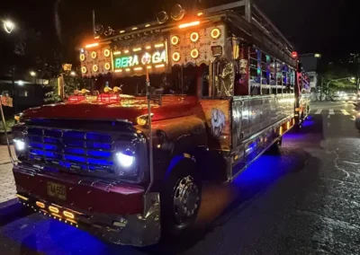 Bus típico del Tour Alumbrados Medellín decorado con luces navideñas para el recorrido nocturno