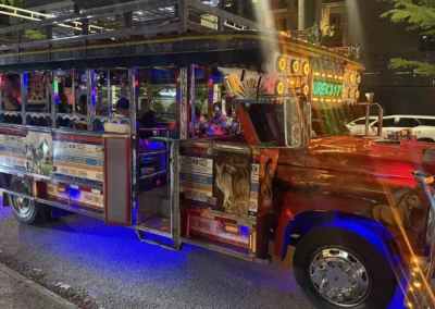 Vista lateral de la Chiva Rumbera del Tour Medellín decorada con luces y colores tradicionales