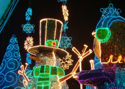 Decoración de aguinaldos en el Tour Alumbrados Medellín con figuras iluminadas y colores festivos